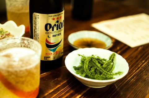 オリオンビールを片手に沖縄料理
