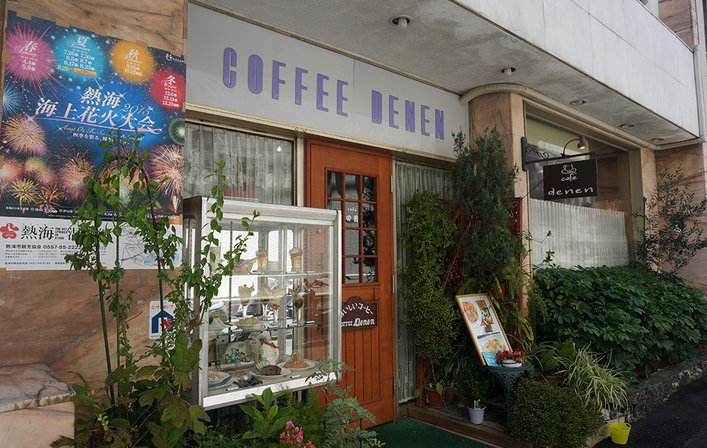 別荘族が足しげく通った「café田園」。ケースに並ぶ食品サンプルが激シブです……。