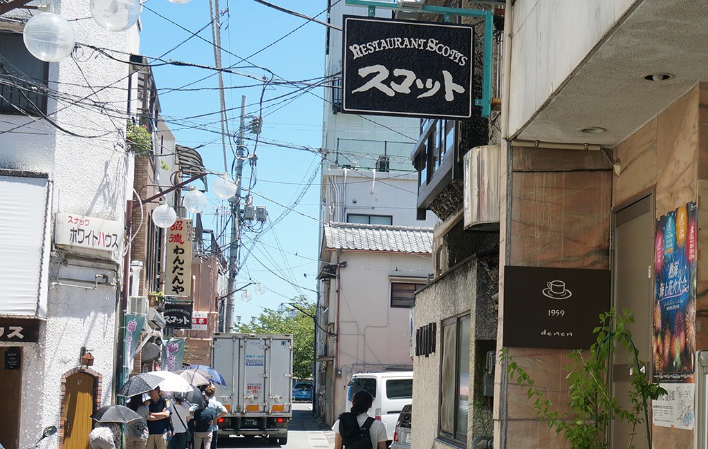 手前が旧館、奥にみえるのが新館。近所には「café田園」や「わんたんや」などの人気店も。