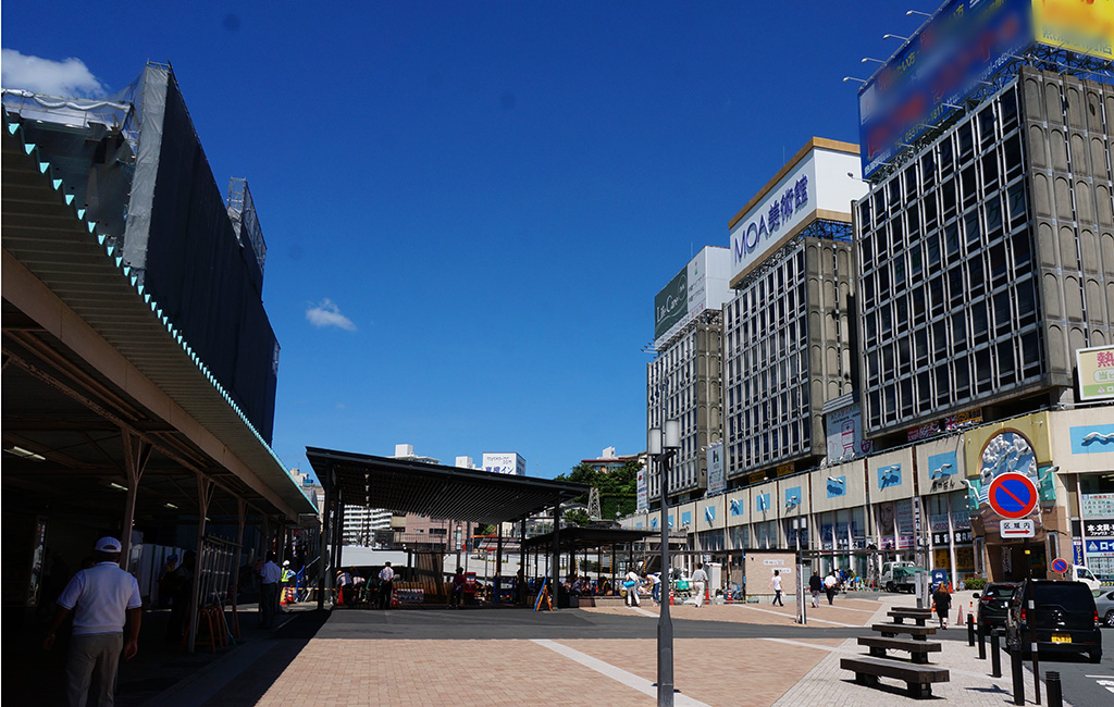 熱海駅前広場。左手が建設中の駅ビル、右手が昔ながらのビル群