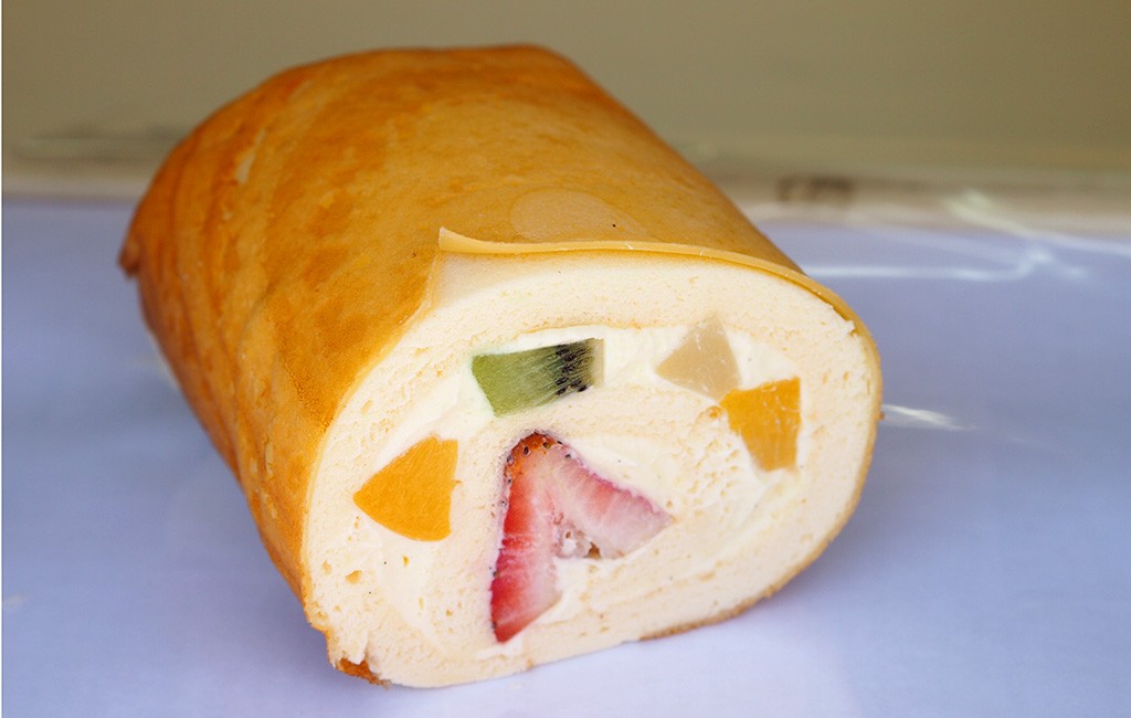 1番人気の「温泉フルーツロール」ハーフサイズ 1本1880円(税込)