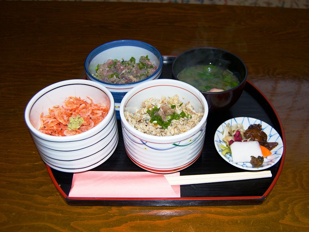 「海幸楽膳 釜つる」のどんぶり「五代目丼」1620円(税抜)