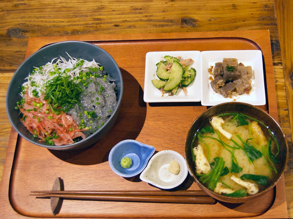ゆでしらす、生しらす、ゆで桜エビからなる「三食丼」1300円(税込)