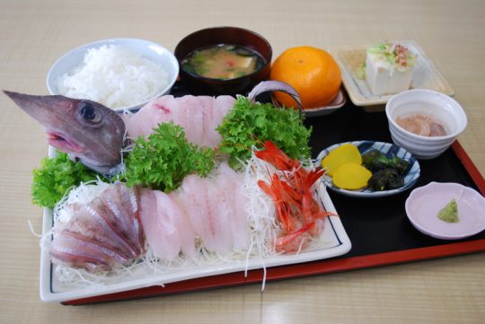 魚重食堂で一番人気の「深海魚の刺身定食」（内容は一例）。写真の魚はゲホウ