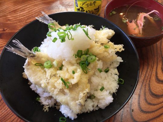 丸吉食堂オリジナル・深海魚の天丼「どん底丼」。ボリュームたっぷりの天ぷらが二層になっている