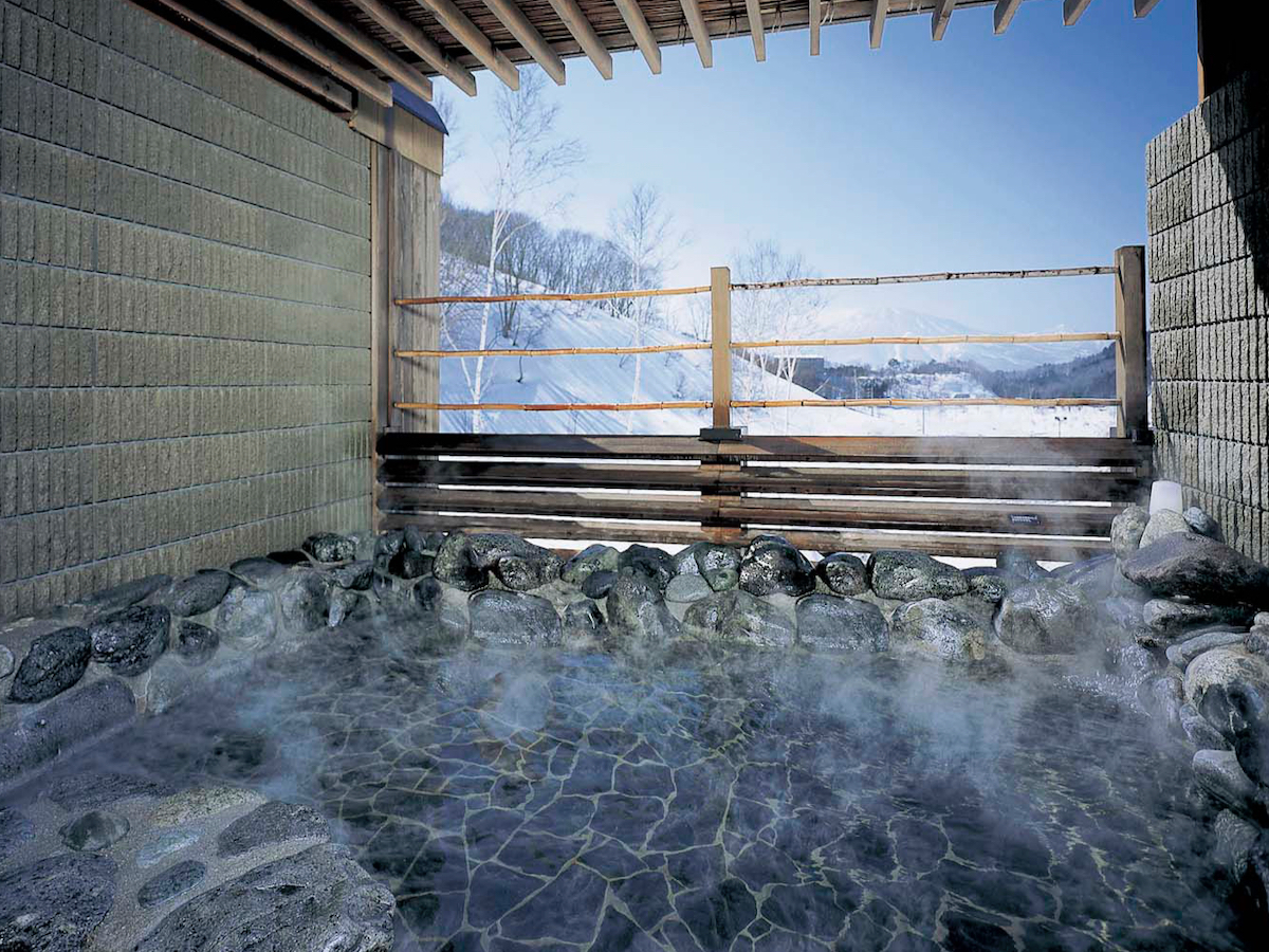 黒姫山を眺めながら温泉露天風呂でリラックス