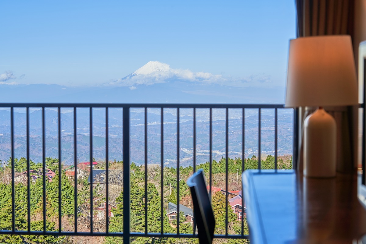 天城高原の客室から富士山を遠望する