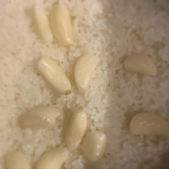 新ニンニクの季節です。お米2合、新ニンニク1玉、お酒サッとまわして塩ひとつまみを入れて炊き込むだけの「新ニンニクごはん」。炊けたら醤油と白ごま入れて混ぜればいいだけ。びっくりするほど香り高くて上品で、平日も食べられます。これは今期のヒットレシピです！（写真は友からもらった沖縄・伊江島のニンニクです。笑。金谷のニンニクでも同じく美味しかった～）
