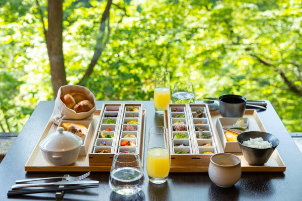 彩り豊かな朝食を緑景の中で