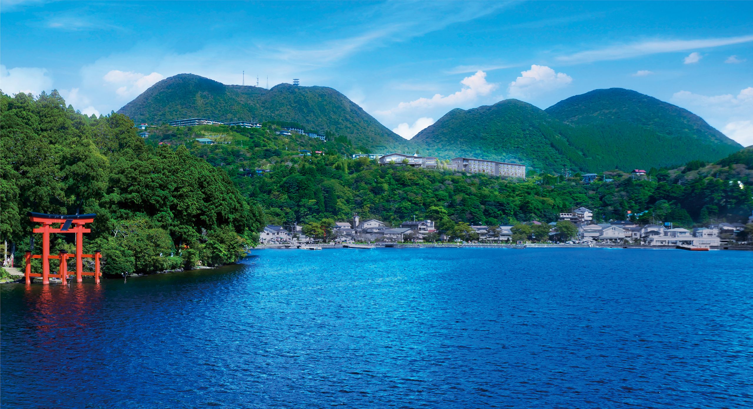 芦ノ湖に寄り添い、見下ろすような眺望が楽しめる「VIALA箱根湖悠」
