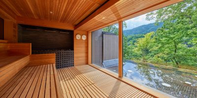 サウナから眺める鬼怒川の緑もまた格別
