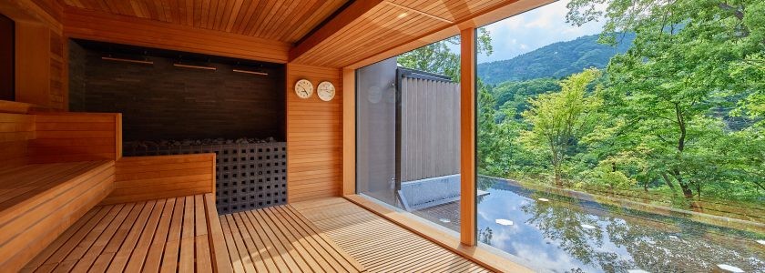 サウナから眺める鬼怒川の緑もまた格別