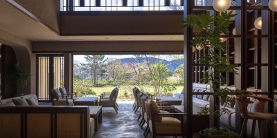 「RESERVE箱根明神平」のロビーから中庭へ抜ける様子