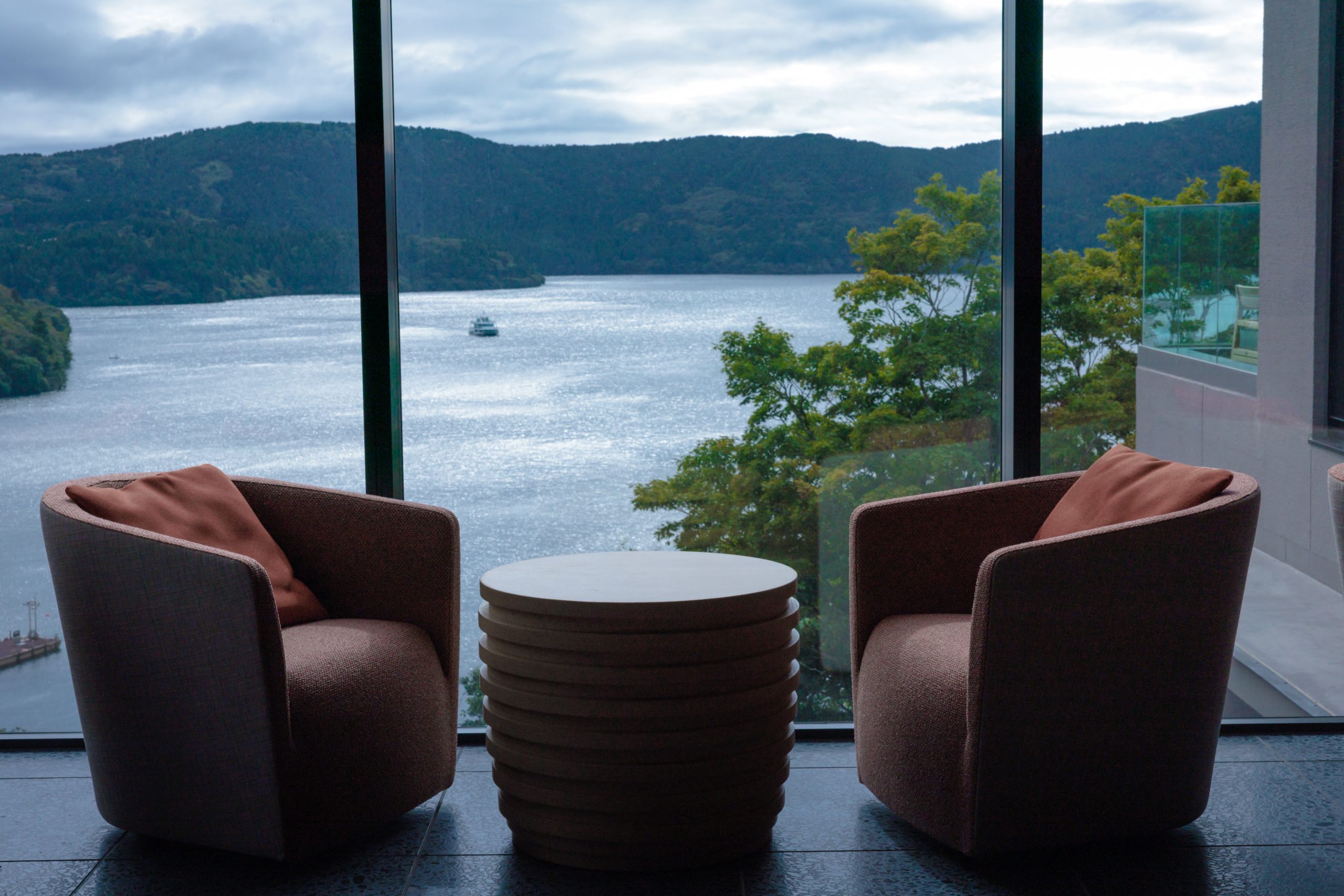 「VIALA箱根湖悠」館内から見た芦ノ湖