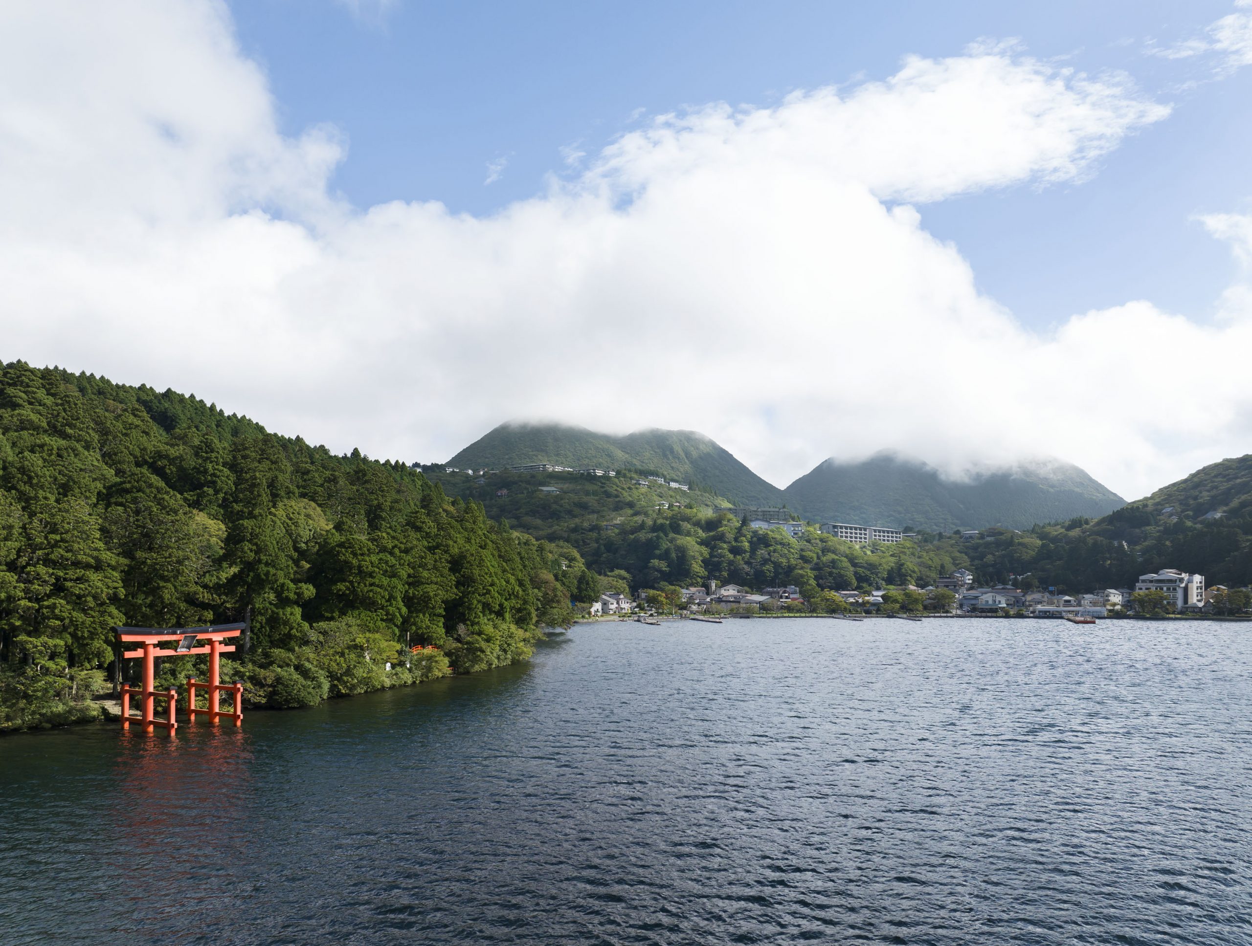 VIALA箱根湖悠_芦ノ湖と箱根神社のコントラストが美しい、箱根らしい風景