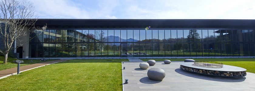 「東急ハーヴェストクラブ軽井沢&VIALA」の浅間山との連なりを意識し、中央に設けられた広々とした芝生「グリーンフィールド」