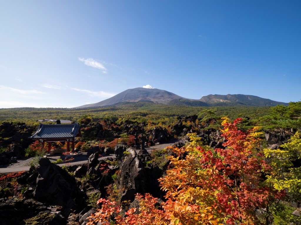 (鬼押出し園から浅間山を望む秋の絶景)