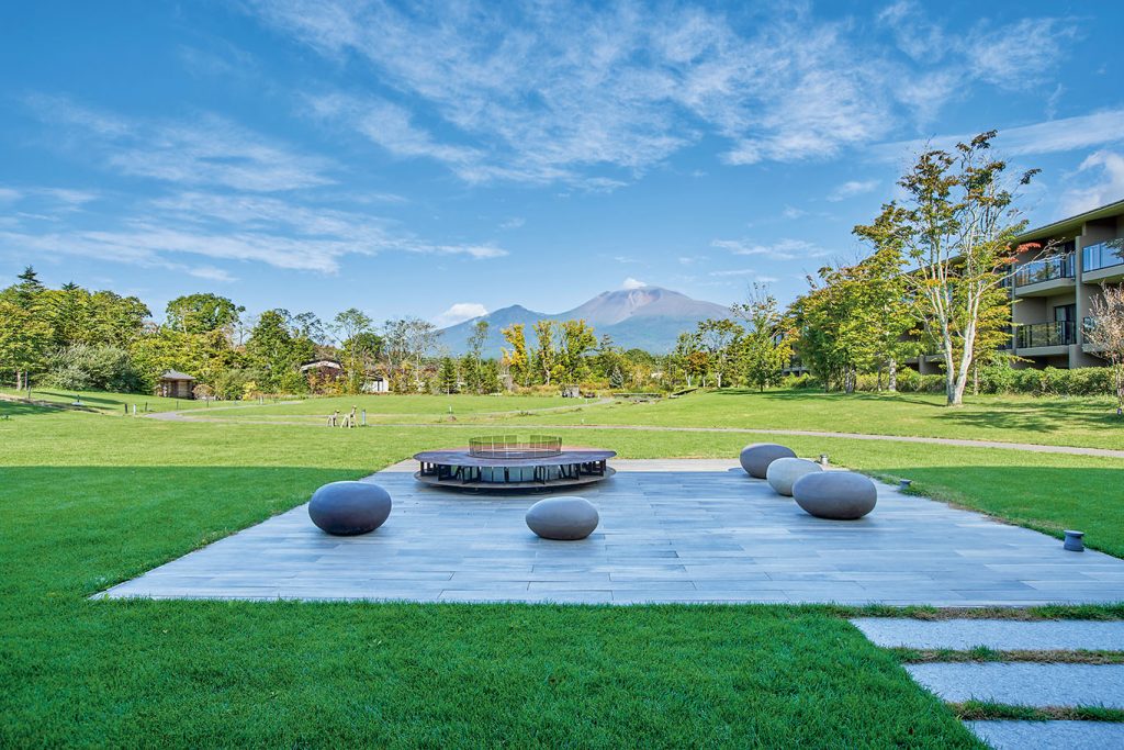 (「東急ハーヴェストクラブ軽井沢&VIALA」グリーンフィールドから望む浅間山)
