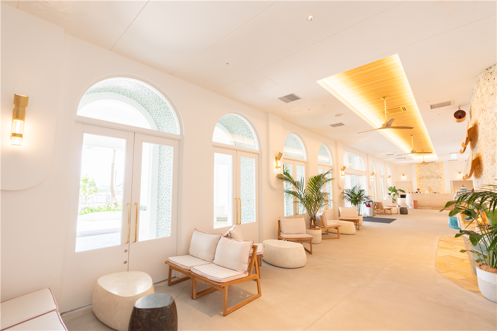 あたたかみのある白を基調とした「STORYLINE瀬長島」のフロントロビー