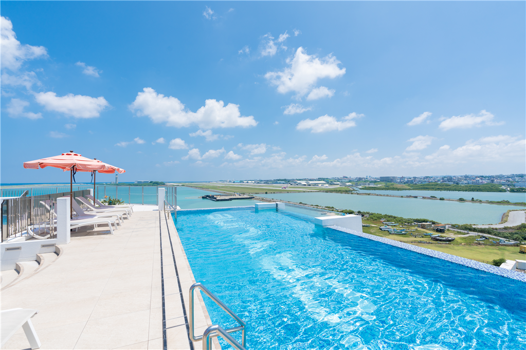 「STORYLINE瀬長島」の屋外プール