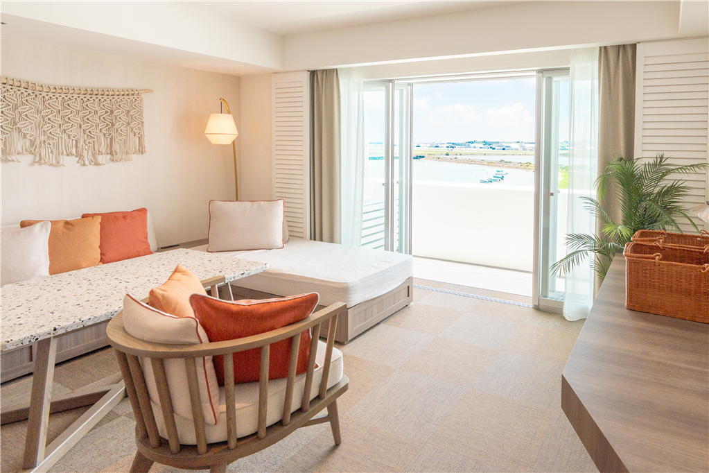 たとえば、「STORYLINE瀬長島」のリビングはこんな様子。あたたかみのある雰囲気にホッとできそうですね