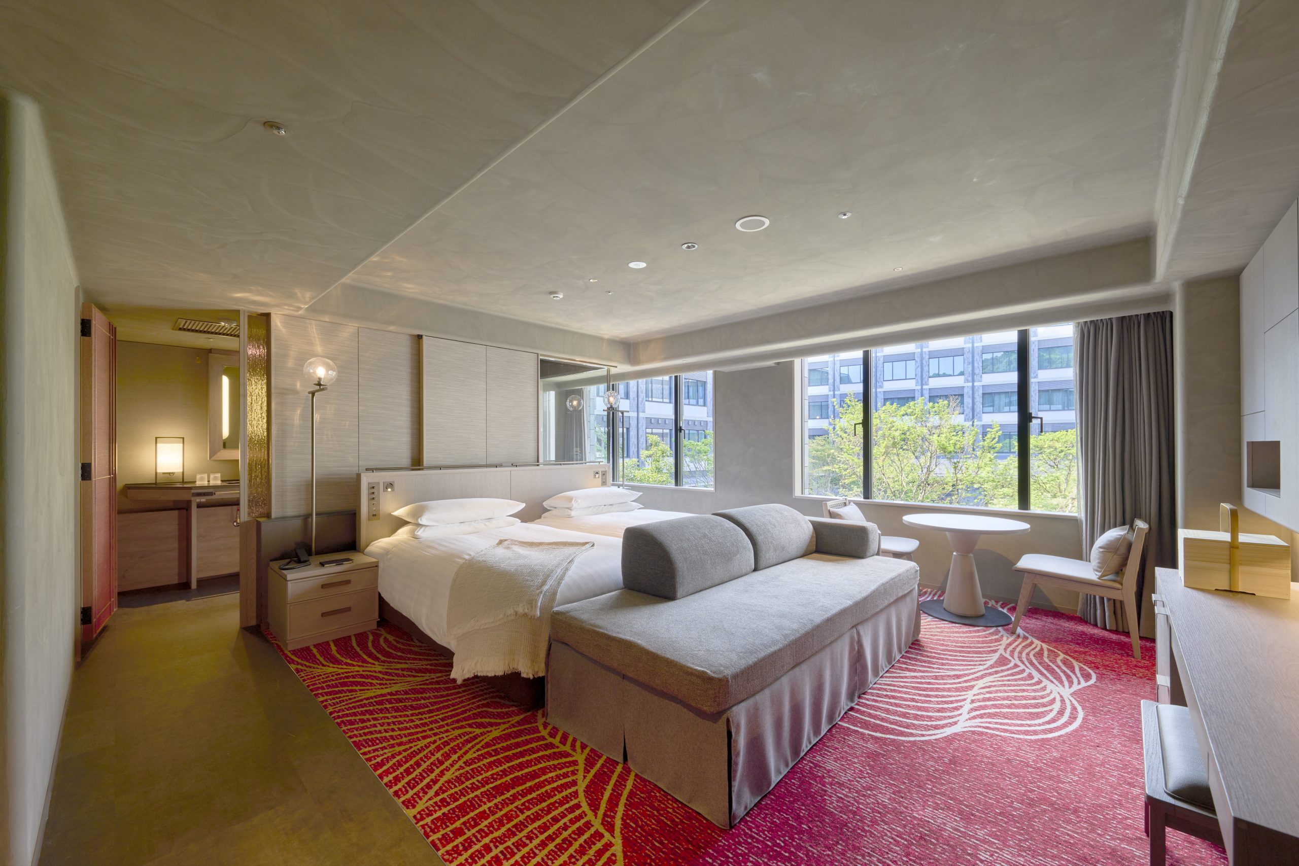 「RESEREVE京都東山」の客室。錦のように鮮やかなラグには白川の水の流れやゆらぎなどのイメージが