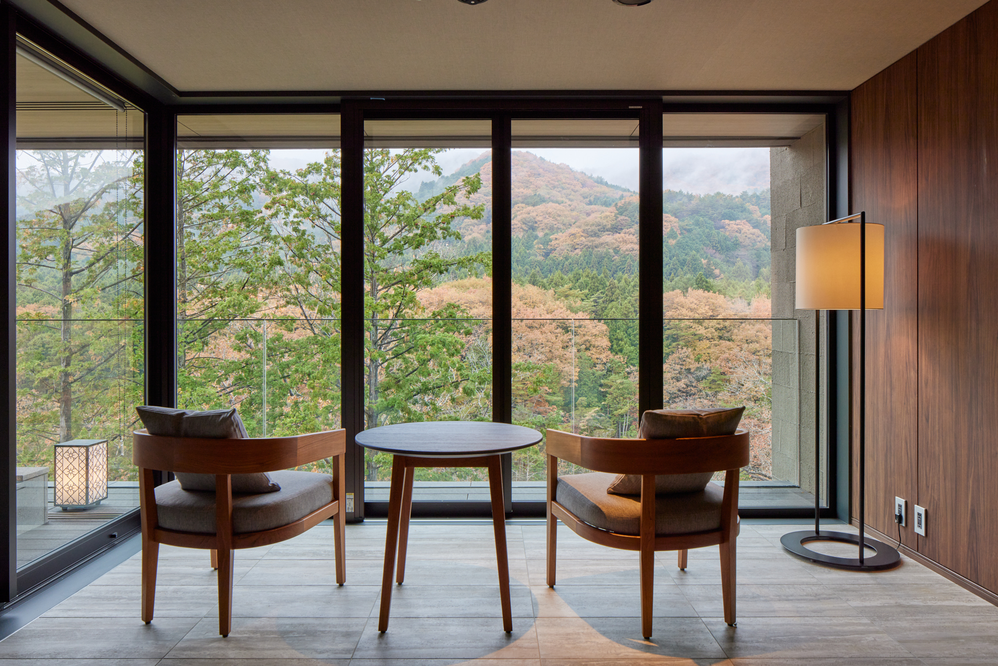 客室から秋の鬼怒川渓谷の眺望