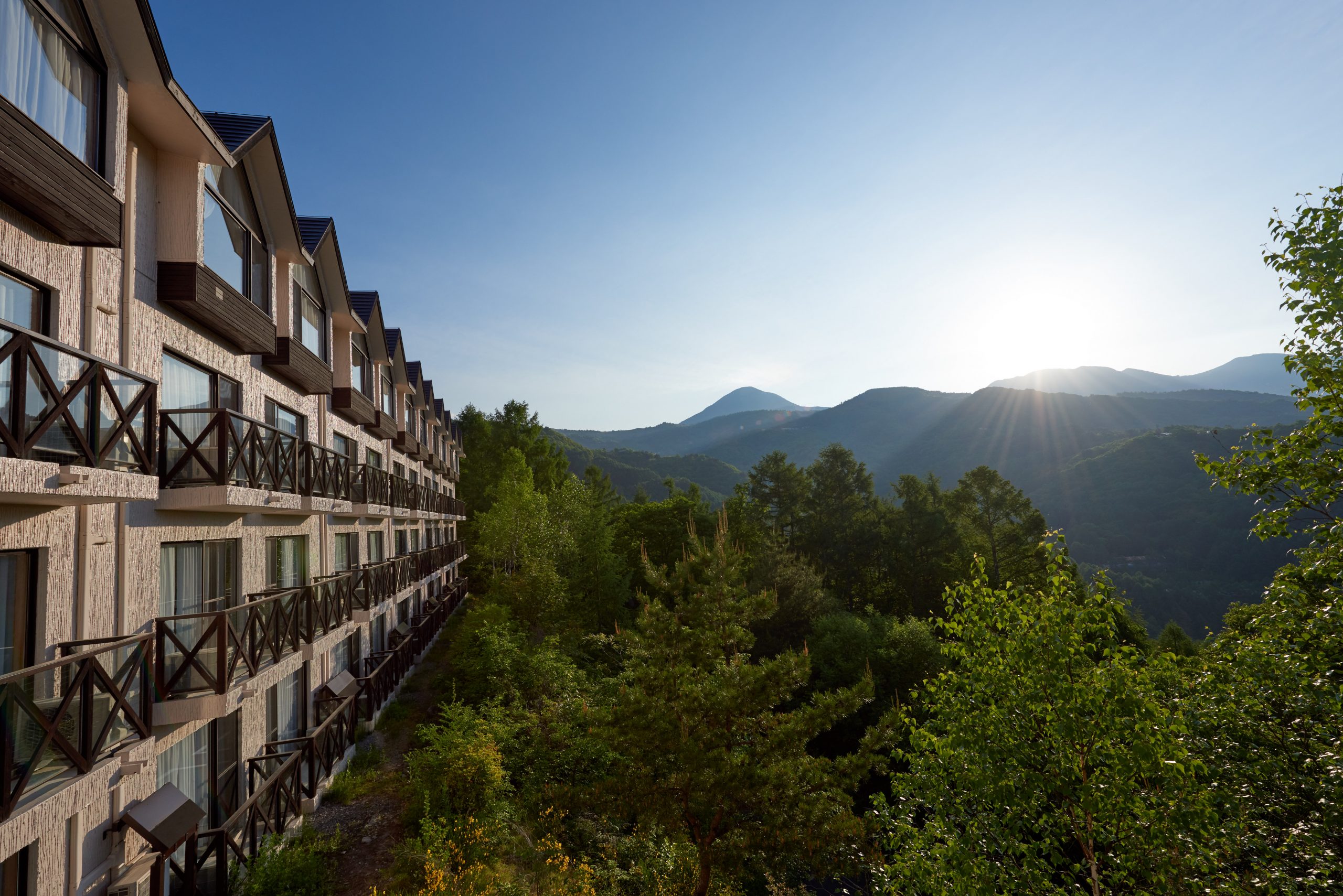 朝日に照らされる東急ハーヴェストクラブ蓼科