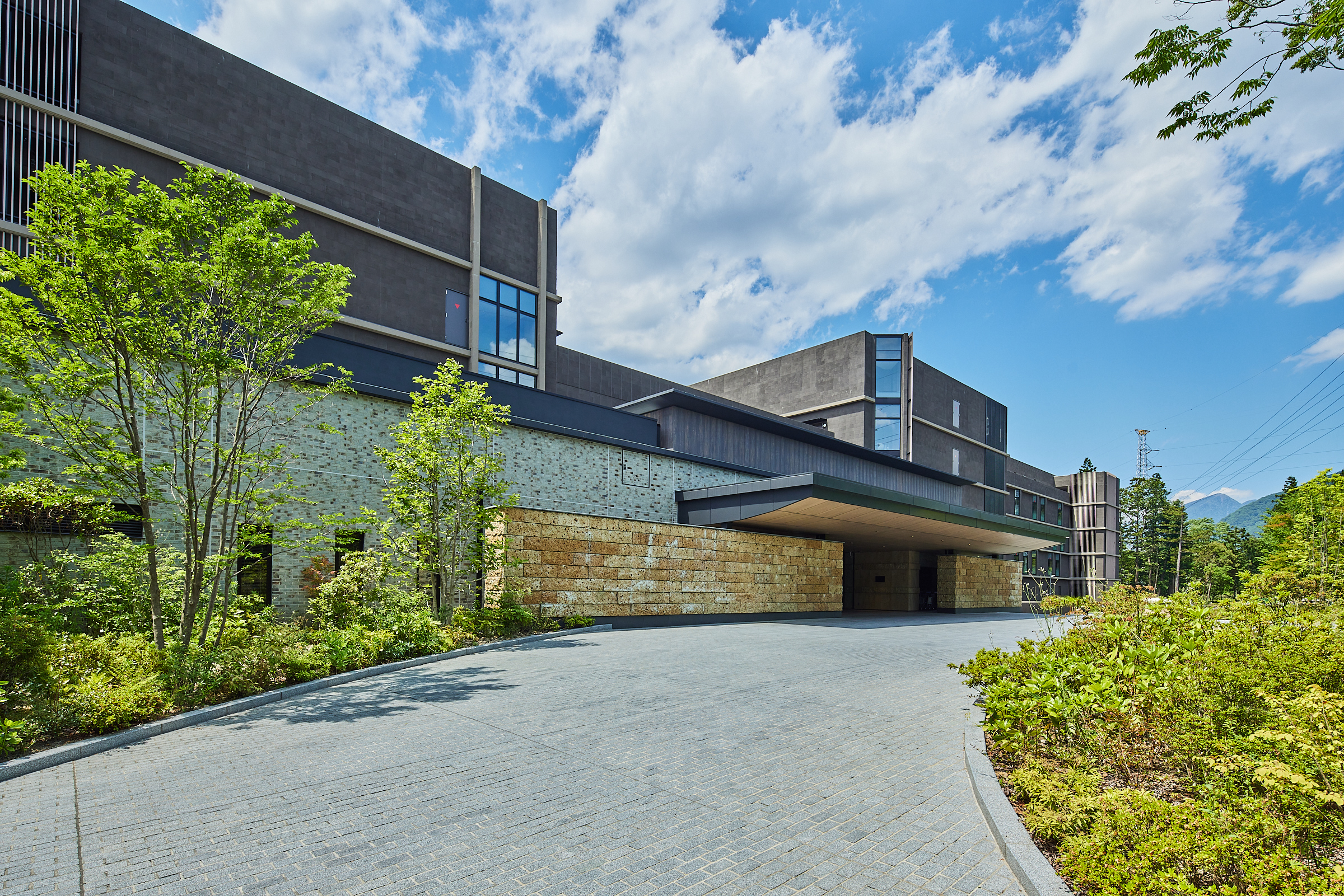 「VIALA鬼怒川渓翠」のエントランスアプローチ