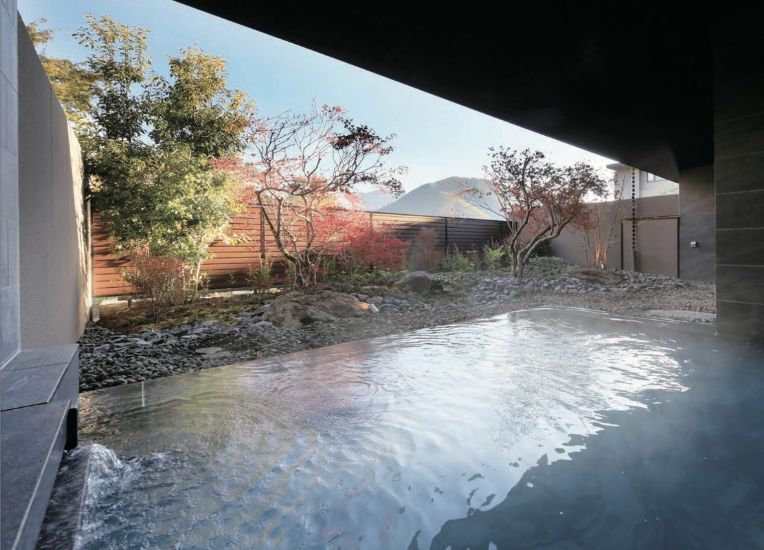 大涌谷温泉を掛け流しの「BLISSTIA箱根仙石原」温泉大浴場