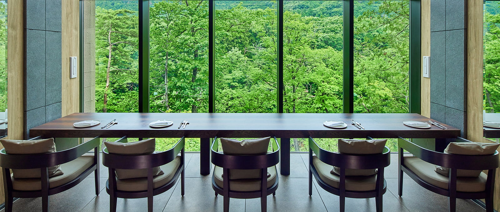「Restaurant炅（けい）」の一角では、鬼怒川の豊かな自然の中で食事を愉しむような体験も