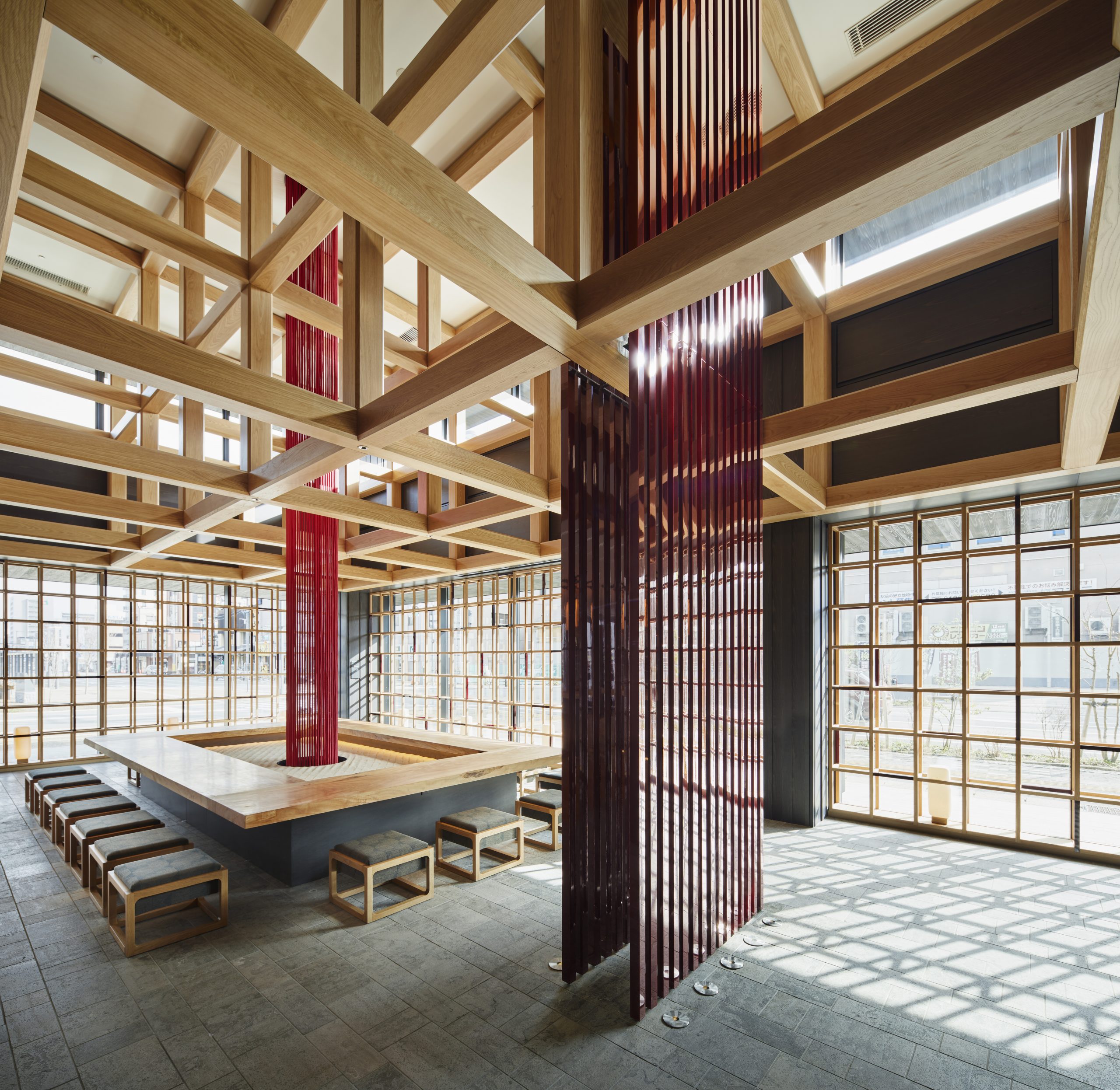 「飛騨春慶」の赤と漆塗りの深紅、象徴的な格子と、飛騨高山に受け継がれる伝統技術が合わさった1Fラウンジ