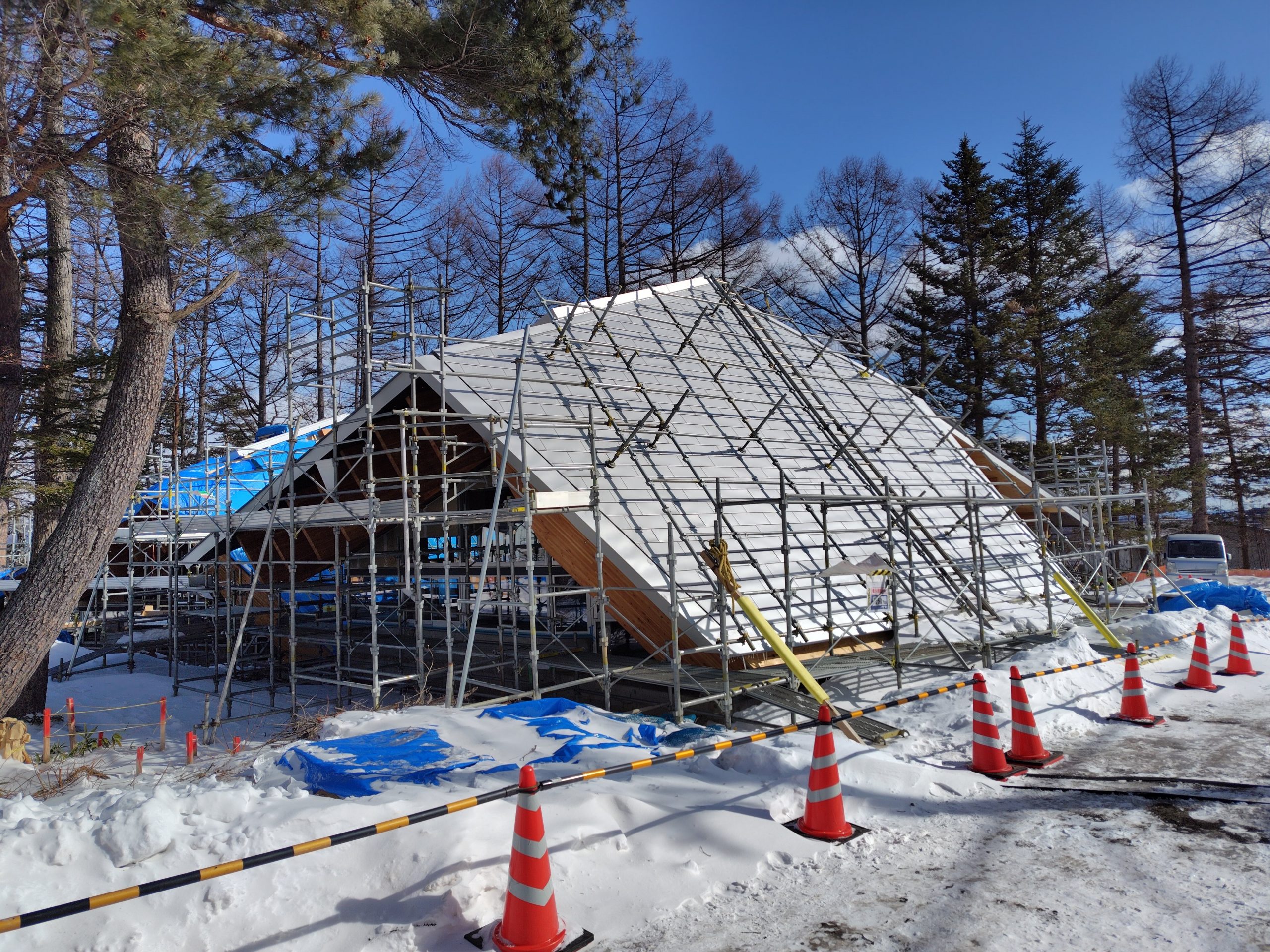 建設中の「VIALA草津Retreat green」。木々に囲まれ、空を仰ぐ、自然と一体になるような感覚でリゾートライフをお過ごしいただけます