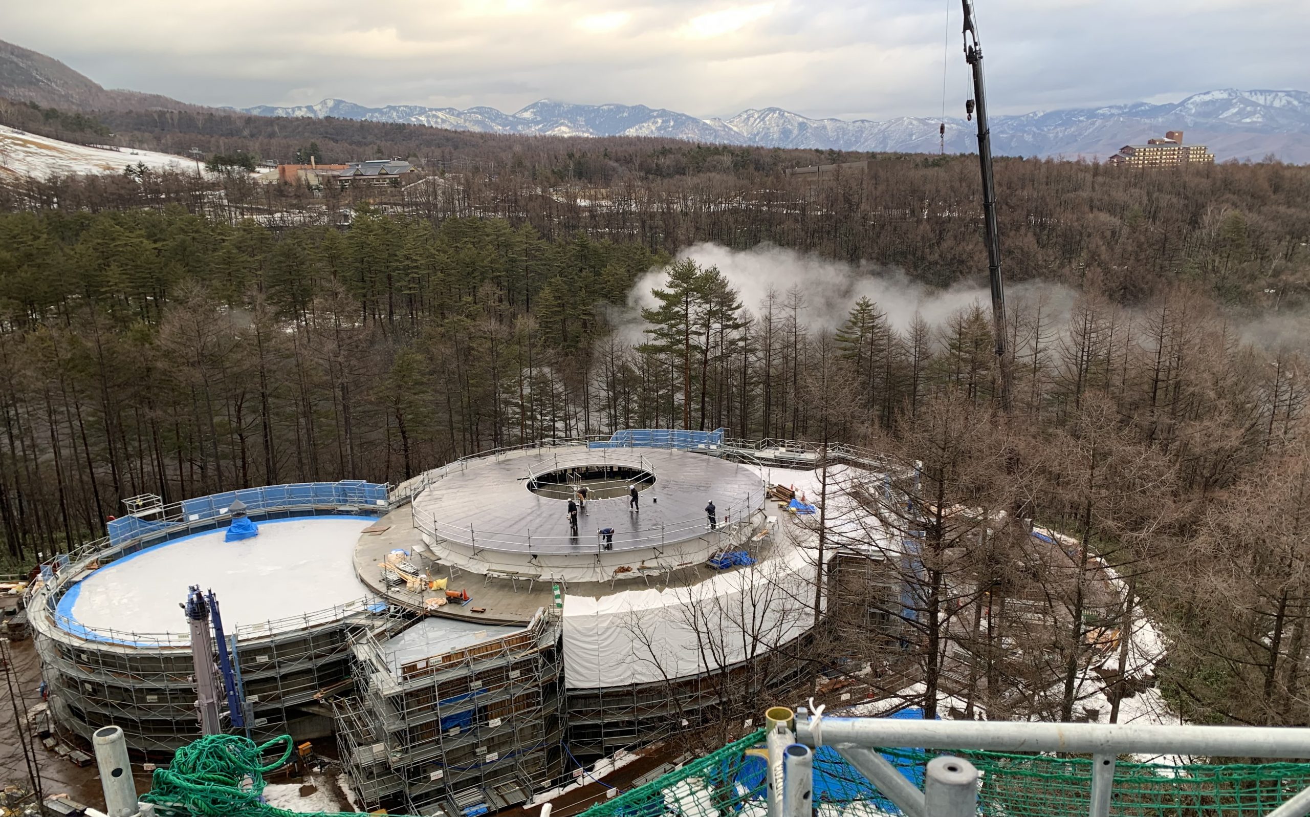 「草津&VIALA」の湯屋棟も工事は順調に進んでおり、特徴的なデザインが見えてきました