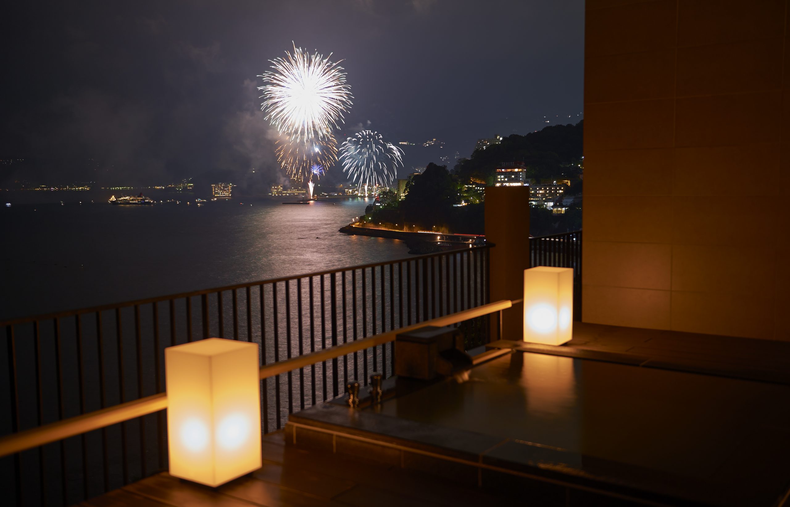 「VIALA annex熱海伊豆山」のシグネチャースイート客室露天風呂からの眺望