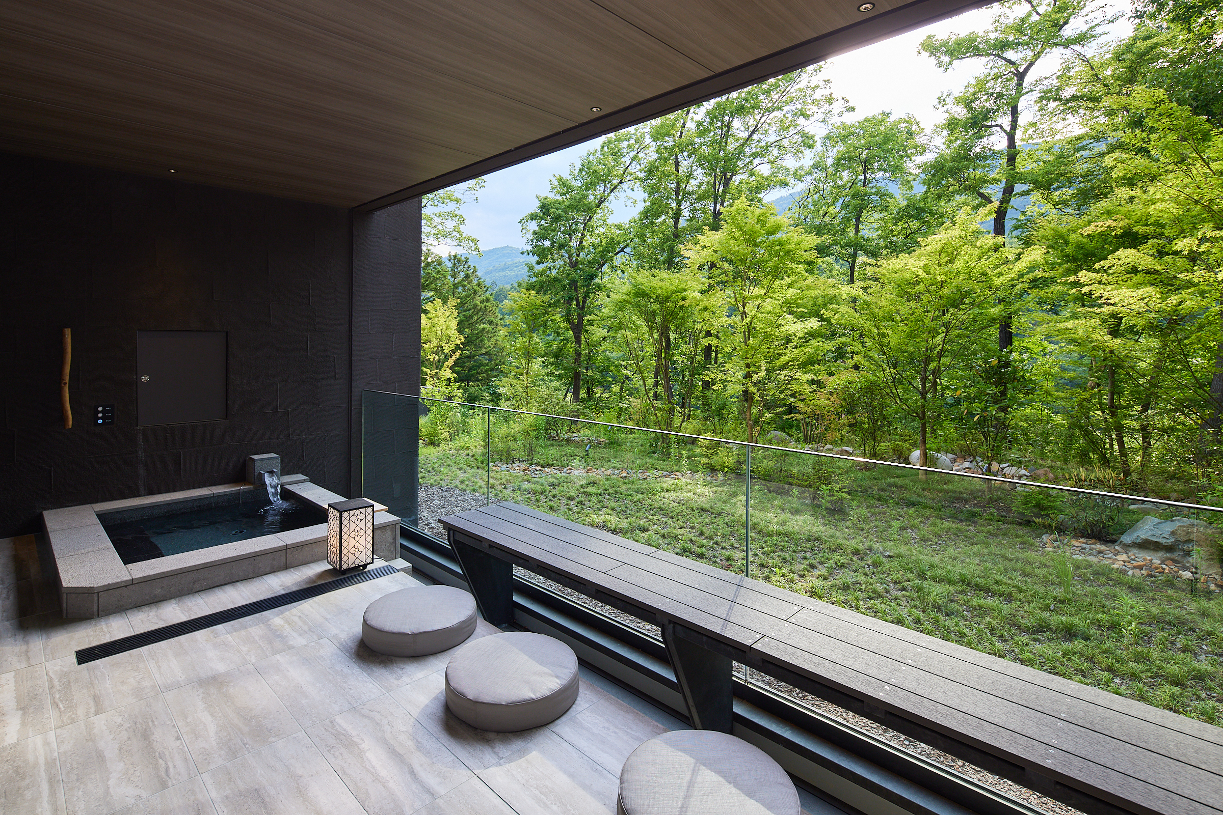 「VIALA鬼怒川渓翠」のお部屋にある温泉露天風呂