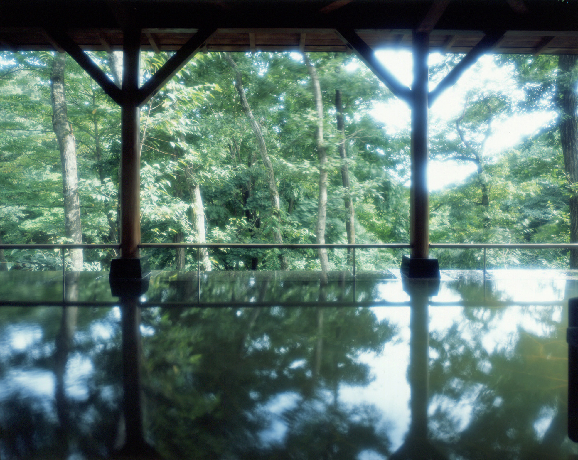 「東急ハーヴェストクラブ那須」の温泉露天風呂。森林浴も愉しめる開放的な雰囲気が魅力です