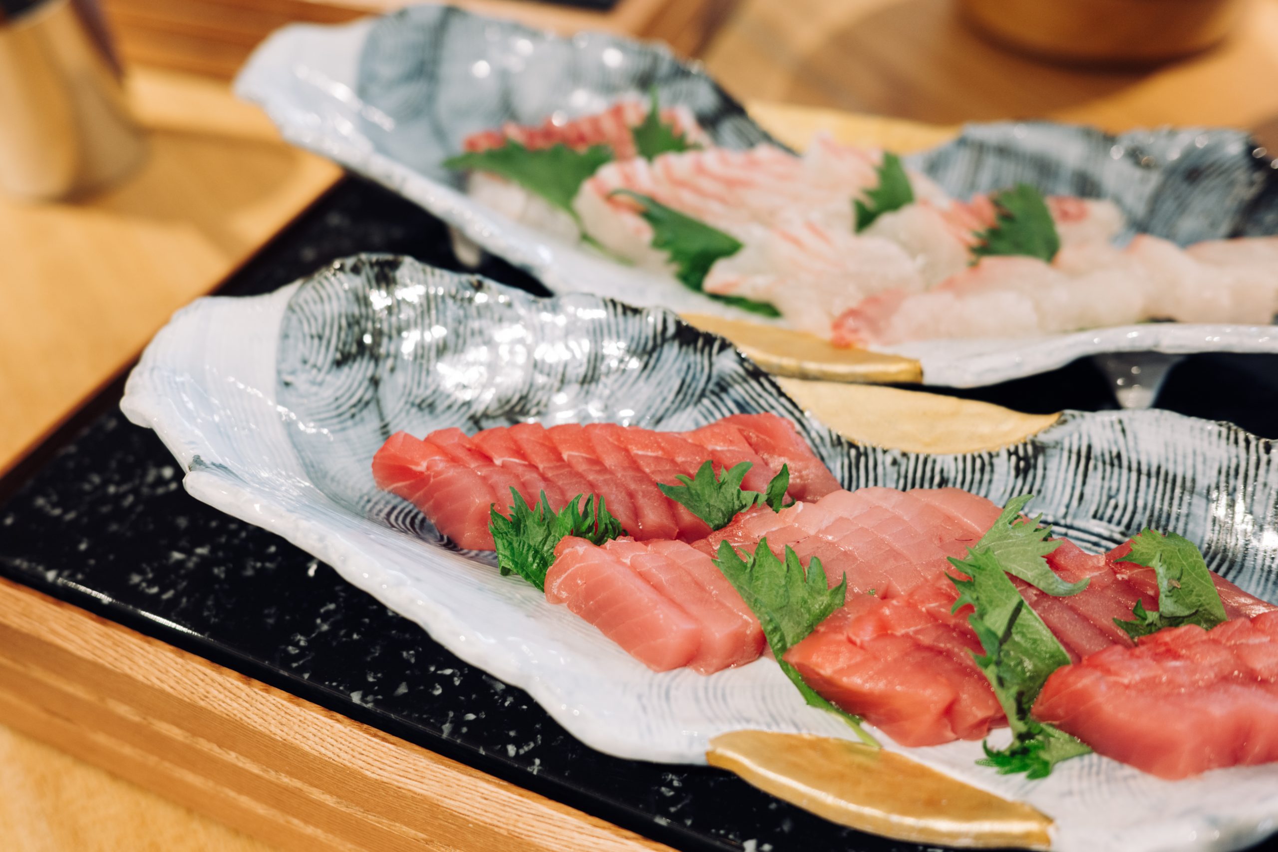 紀伊半島の新鮮な海の幸は季節によって種類も豊富。訪れた日にはまぐろと真鯛のお刺身が一緒に並んでいました。当地発祥の「湯浅醤油」とともに